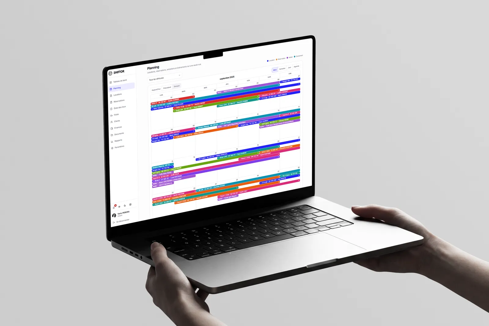 Planning SHIFTOR sur ordinateur portable : locations, réservations, entretiens et évènements de toute la flotte sur un calendrier mensuel